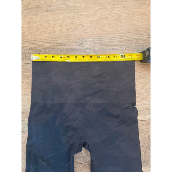 Spanx High Waisted Camo Leggings Size Large Black Camo 7/8 Length - Picture 3 of 7
